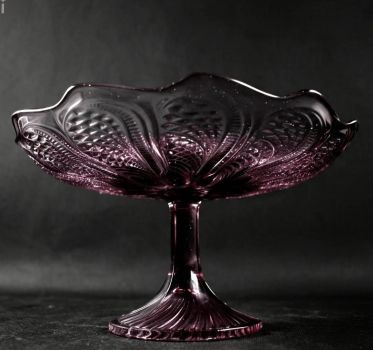 Корзина для фруктов. Прессованное стекло аметистового цвета, 14,5х26,3. Неман. 1926 г.